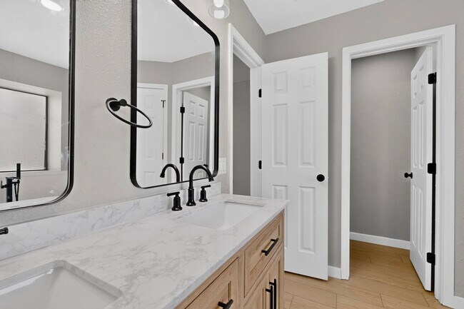 Building Photo - 620 W Stoneybrook Dr