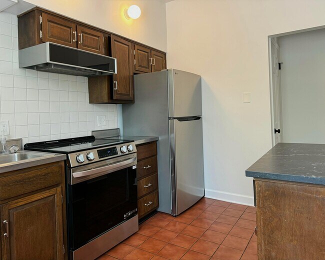 Building Photo - 561 S 5th St