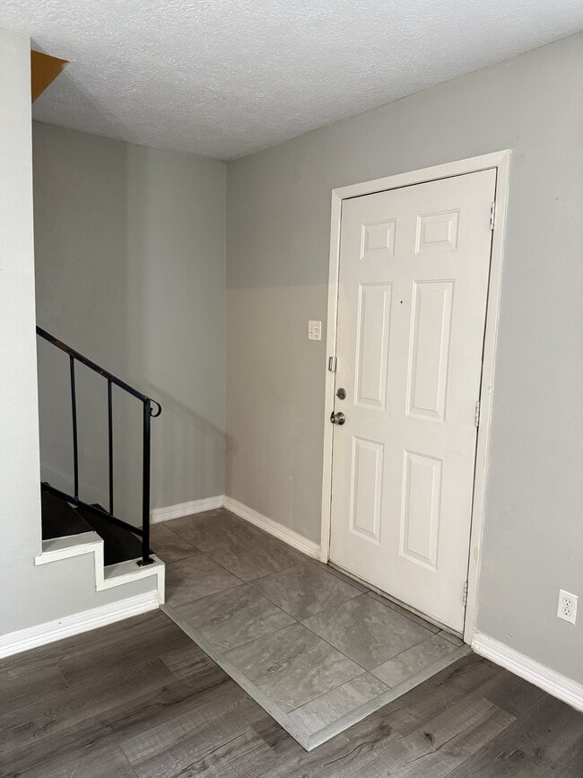 Building Photo - 8730 Glen Meadow Ln
