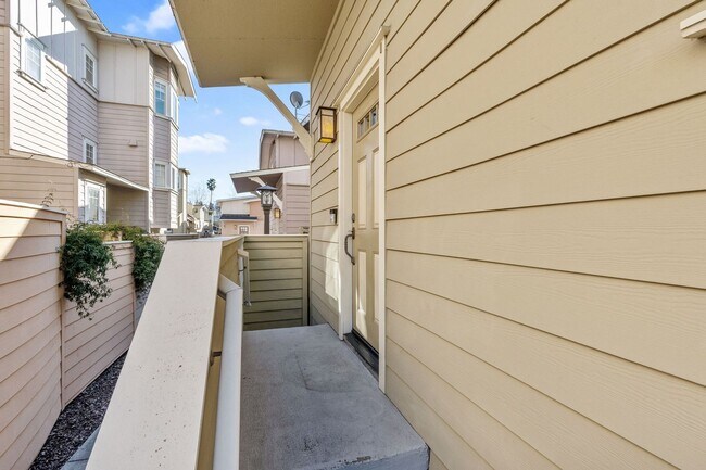 Building Photo - 225 Valley Oak Dr