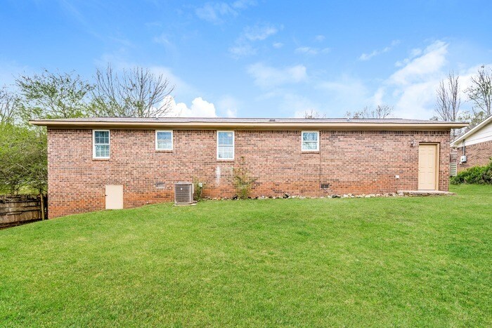 Building Photo - 204 Ashley Dr