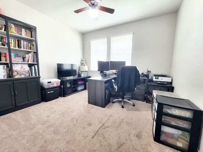 Building Photo - Beautiful 4 Bed / 2.5 Bath Home in Pfluger...