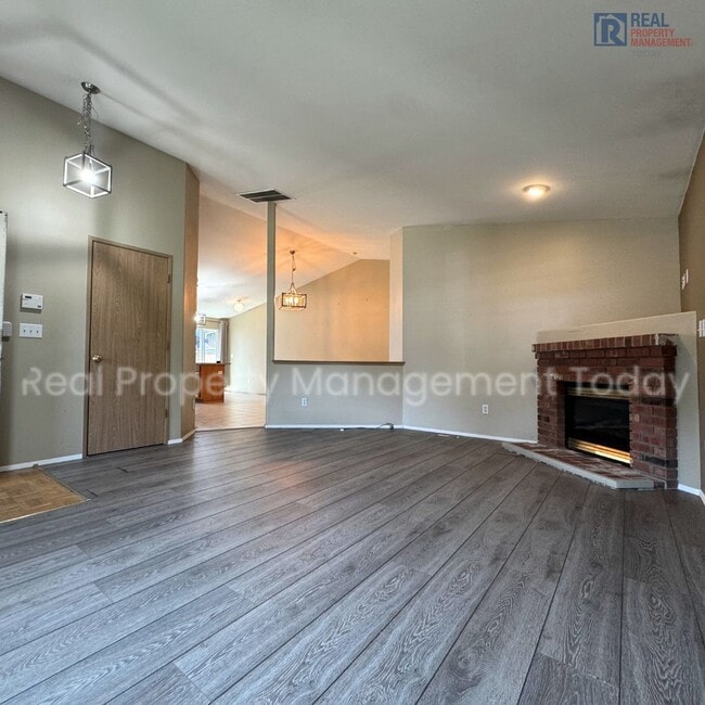 Building Photo - Great 3 bedroom home available NOW Close T...