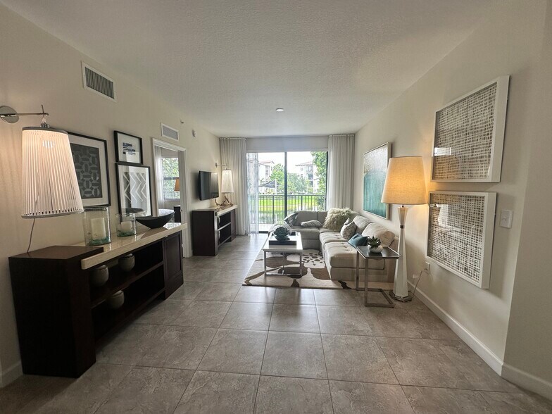 Building Photo - 4831 NW 112th Ct