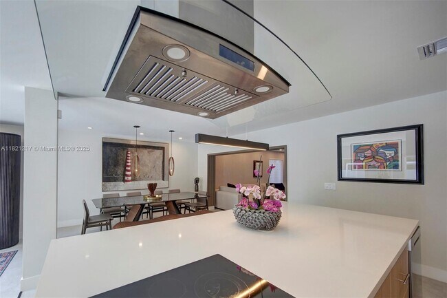Building Photo - 2020 Alamanda Dr