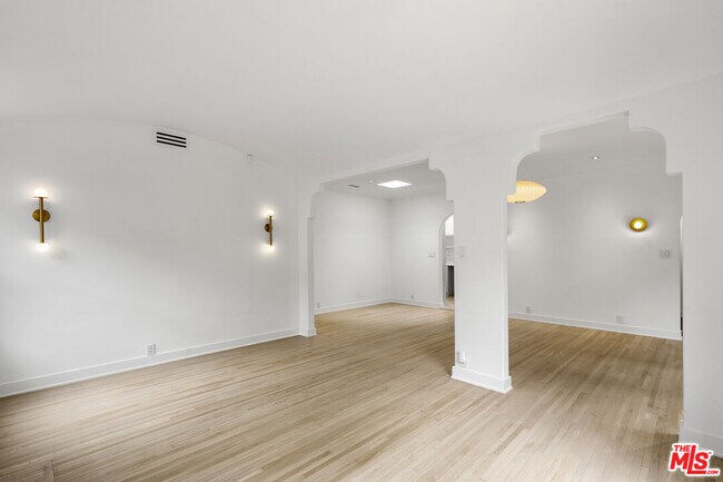 Building Photo - 435 Westmount Dr