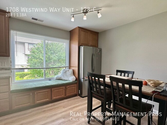 Building Photo - Light & Bright End Unit-Walk to Metro & Sh...