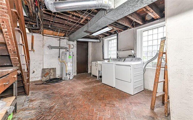 Building Photo - 617 Avery St