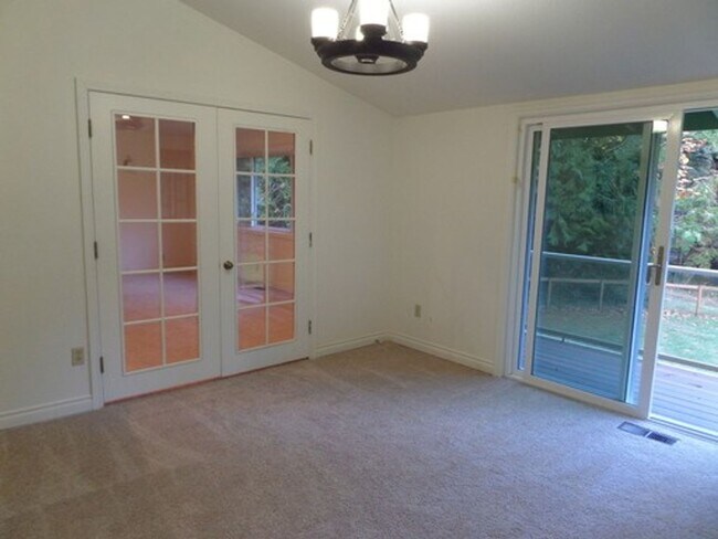 Building Photo - GREAT NEW PRICE! Gorgeous 6-Bedroom Home on 5 Acres with Tons of Privacy in Issaquah!!