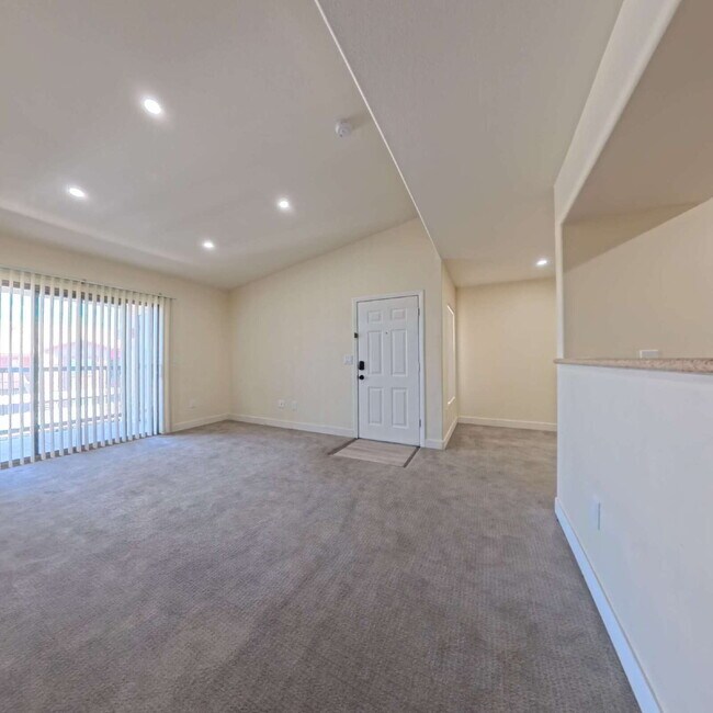 Building Photo - Charming 2nd Floor Unit In Gated Community!