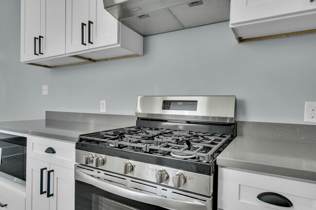 Building Photo - 537 E 40th St
