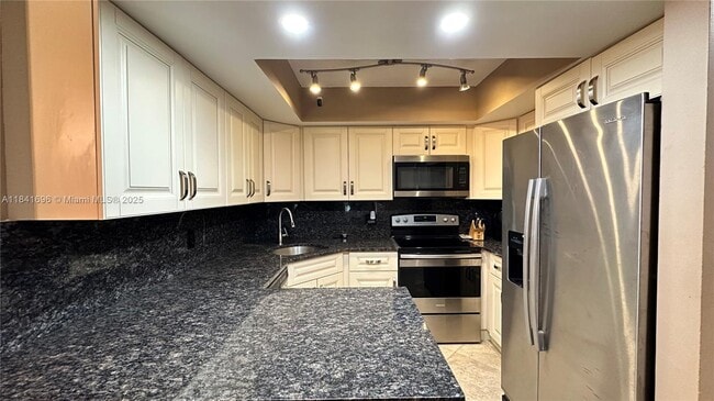 Building Photo - 4260 Village Dr