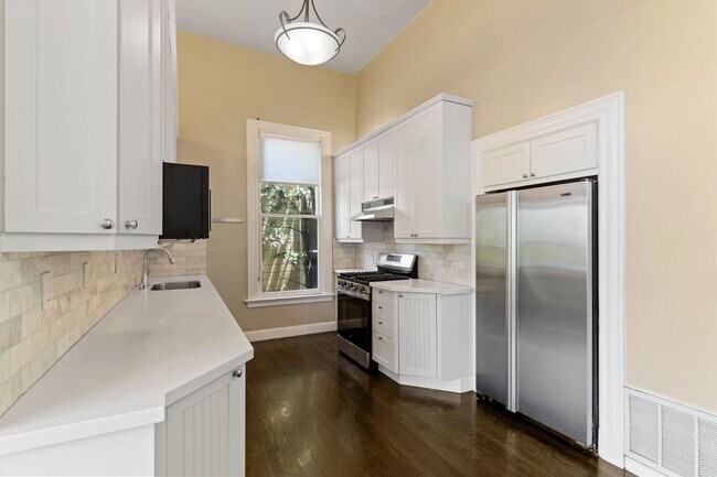 Building Photo - 2 Bed, 2 Bath Victorian Style Condo with M...
