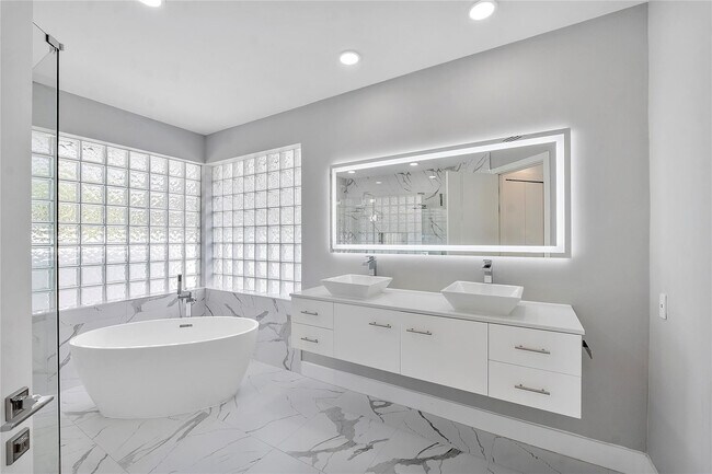 Building Photo - 410 Sabal Way