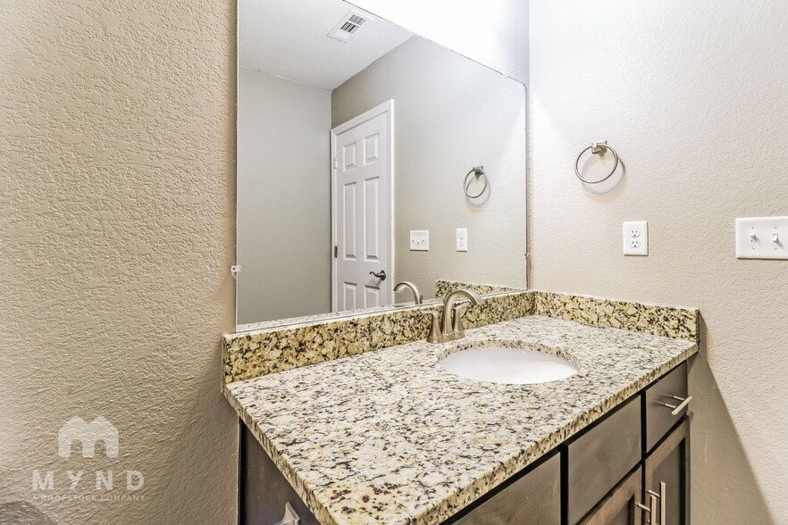 Building Photo - 2112 Cedar Cir