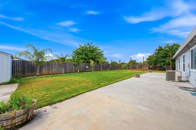 Building Photo - 3 Bedroom Home with RV/Boat Parking, Large Yard & Chicken Coop – Cul-de-Sac Location Near Kids Ki...