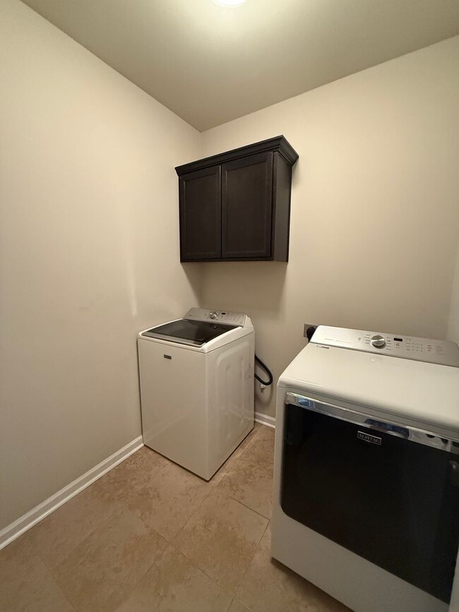 Building Photo - 3 BEDROOM IN FABULOUS NEIGHBORHOOD!