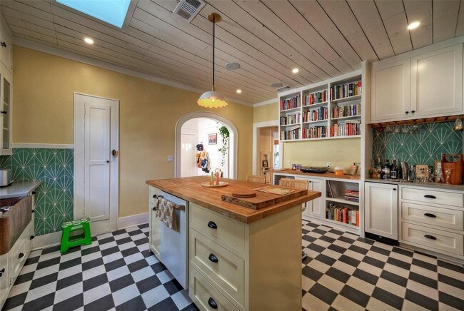 Building Photo - 1704 Alameda Dr