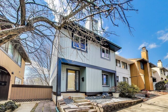 Building Photo - 3 bed + 2 Full + 2 half Bath - End Unit TH