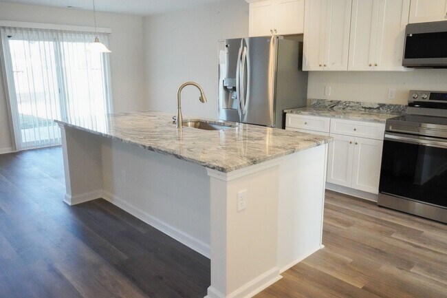 Building Photo - AVAILABLE NOW!