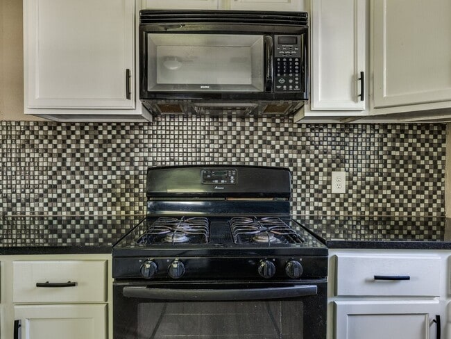 Building Photo - Great home, 4 bedrooms or 3+study, 1.5 bat...