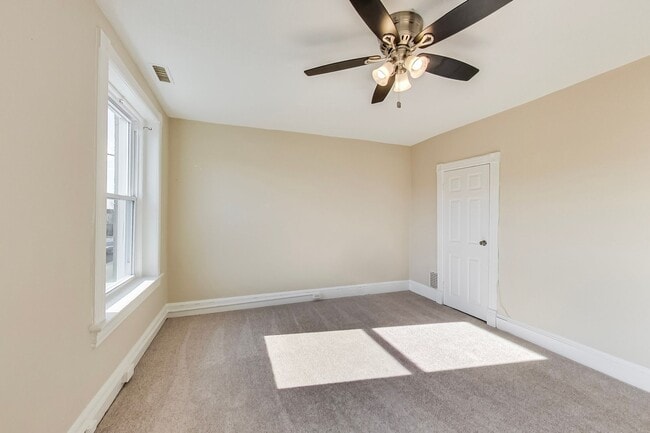Building Photo - Spacious 3bd/2.5 bath updated townhome in ...