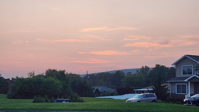 Building Photo - 184 Ridgeview St