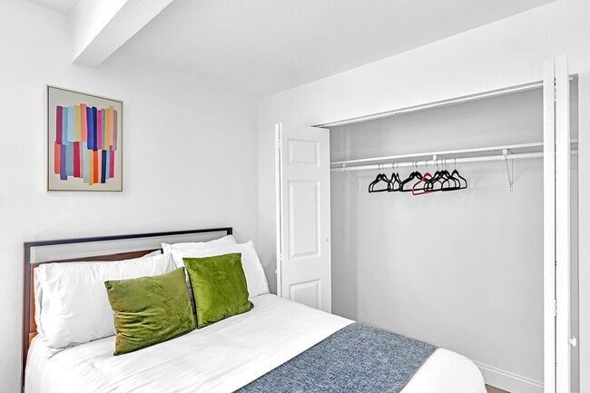 Building Photo - 1568 NE 35th St