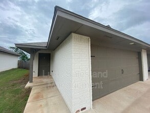 Building Photo - 11418 N Lincoln Blvd