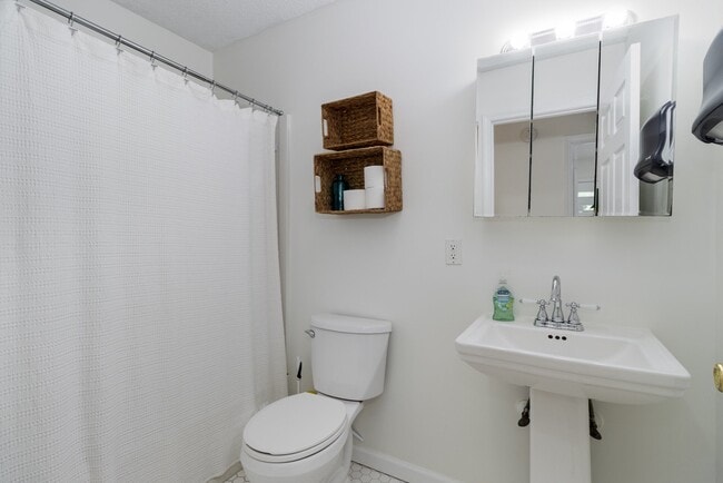 Building Photo - 205 Sunset Dr