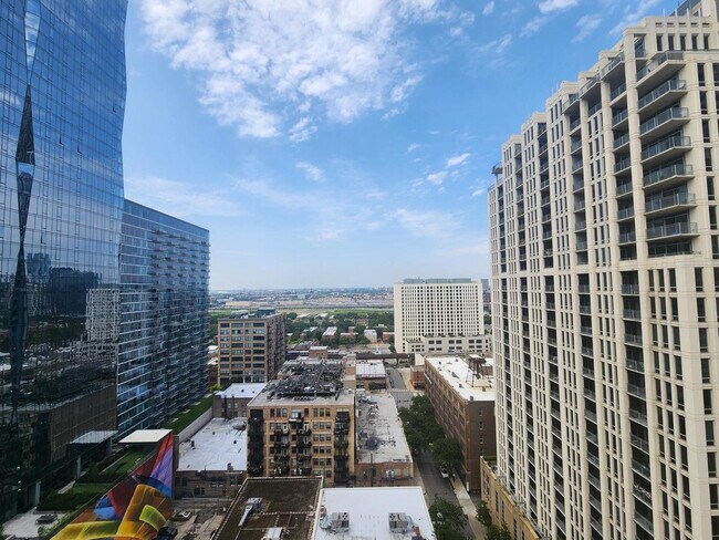 Building Photo - 1305 S Michigan Ave
