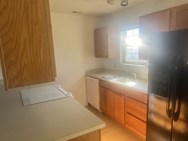 Building Photo - Charming 3-Bedroom End Unit Townhouse in B...