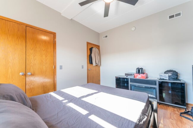 Building Photo - 2805 N 75th Ct