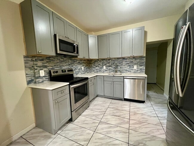 Building Photo - Gorgeous 3-Bedroom Townhome in Elmwood Park! Available NOW!