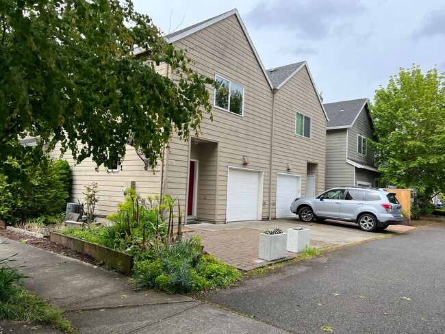 Building Photo - 2 Bed, 2 1/2 Bath townhome close to the Ri...