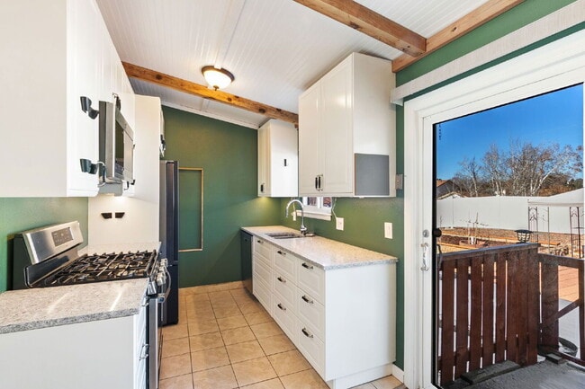 Building Photo - 2020 Independence Dr