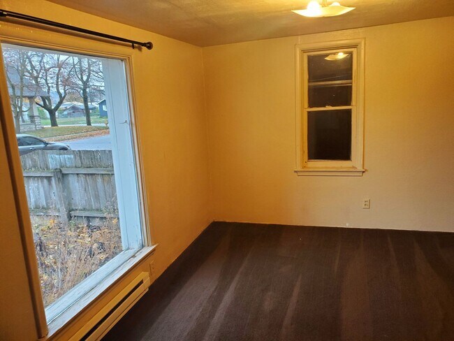 Building Photo - 2 Bedroom/ 1 Bathroom West Central Spokane Home