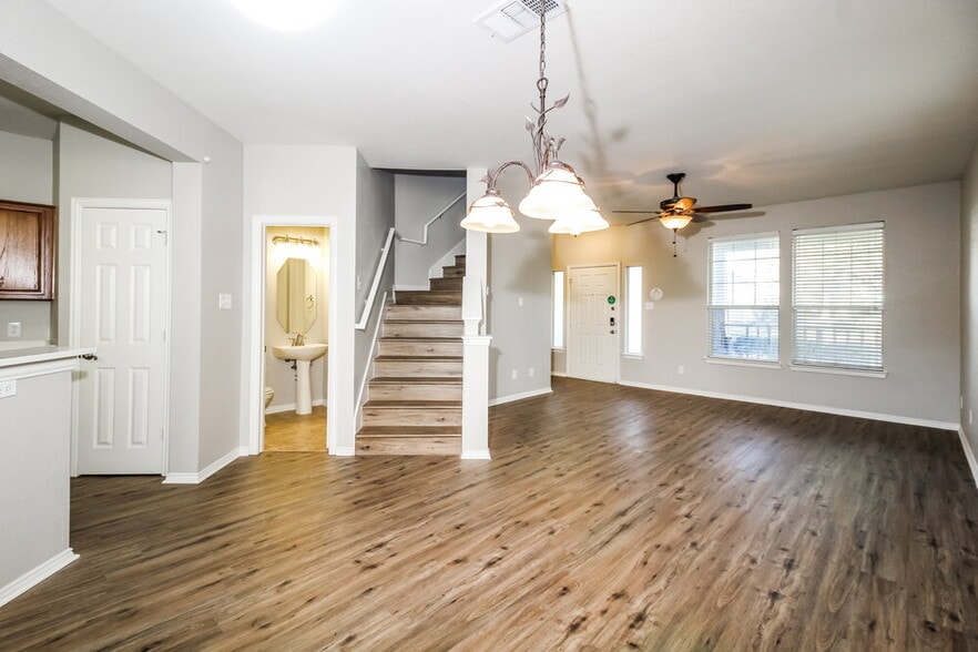 Building Photo - 9854 Cedarcrest Dr