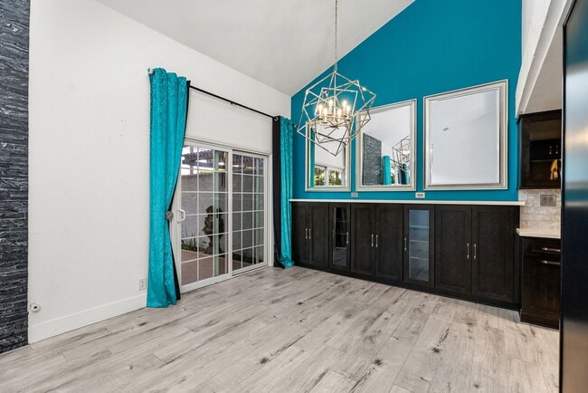 Building Photo - Charming, Light-Filled 2-Bed / 2.5-Bath Townhome with Private Yard & Garage Parking