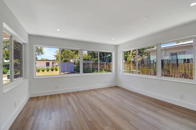 Building Photo - 420 SW 13th St