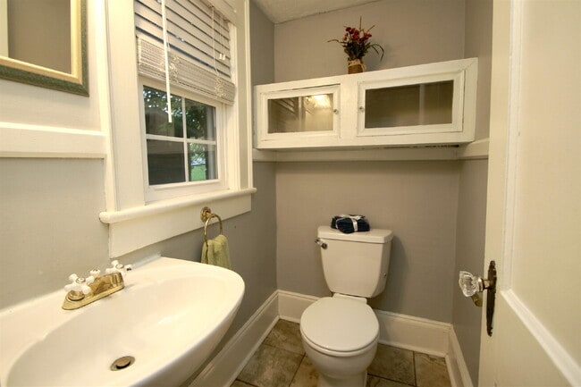 Building Photo - Charming 1950s Home Just Minutes from Downtown Harrisonburg!