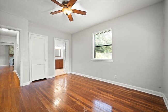 Building Photo - 4622 Redwood Ave