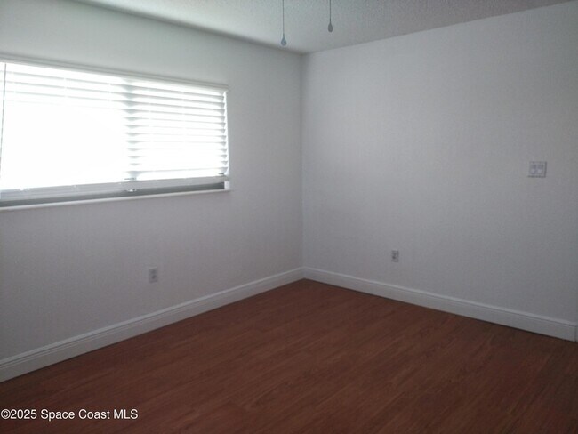 Building Photo - 7101 Ridgewood Ave