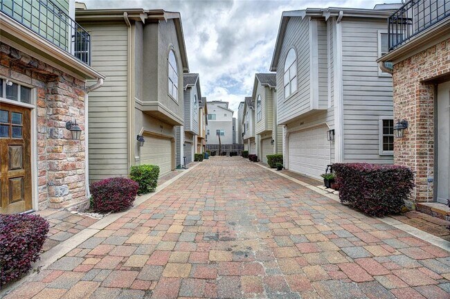 Building Photo - 2929 Clinton Dr