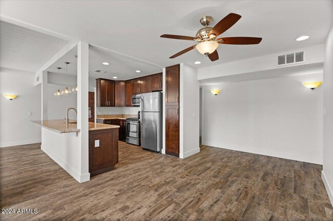 Building Photo - 7401 N Scottsdale Rd