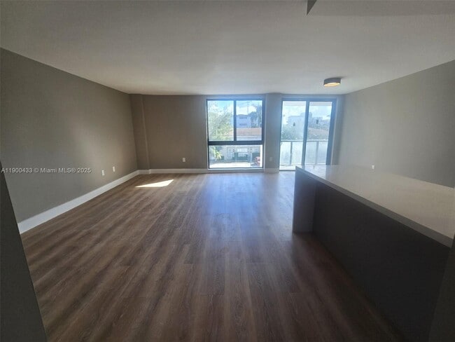 Primary Photo - 9800 W Bay Harbor Dr