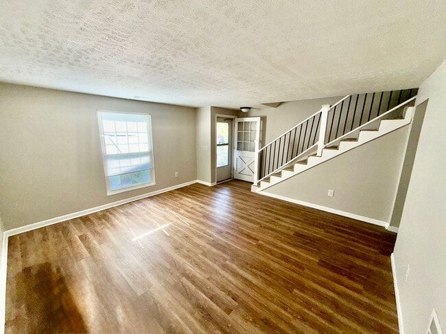 Building Photo - 2 bed 1 1/2 bath condo
