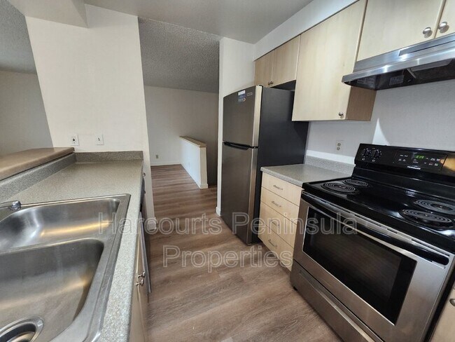 Building Photo - 45 NE Torval Canyon Rd