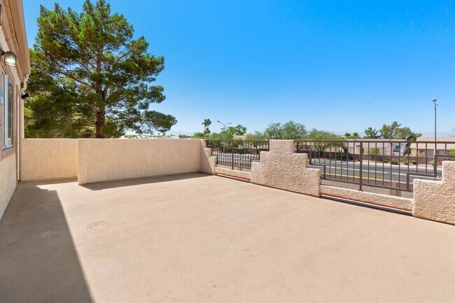 Building Photo - Gorgeous 2 Bedroom Townhome with attached ...