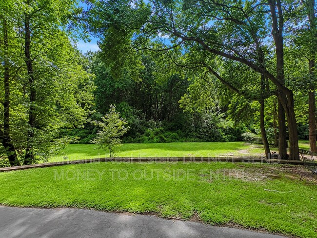 Building Photo - 3316 Cliffdale Rd